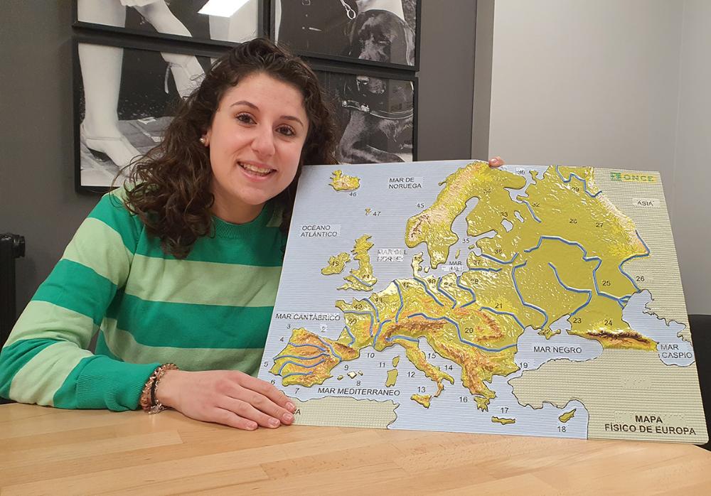 Belén Ortega, profesora de la ONCE enseñando un mapa en braille