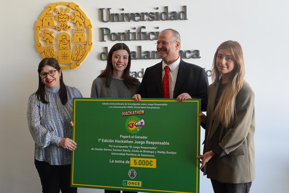 Alumnas del trabajo ganador recogiendo el cheque junto a su profesora y Patricio Cárceles, director adjunto de Juego de la ONCE