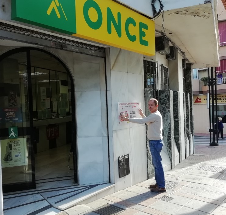 Foto de Manuel Salado en la agencia de ONCE en Fuengirola