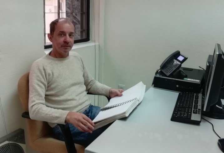 Manuel Salado sentado en un despacho