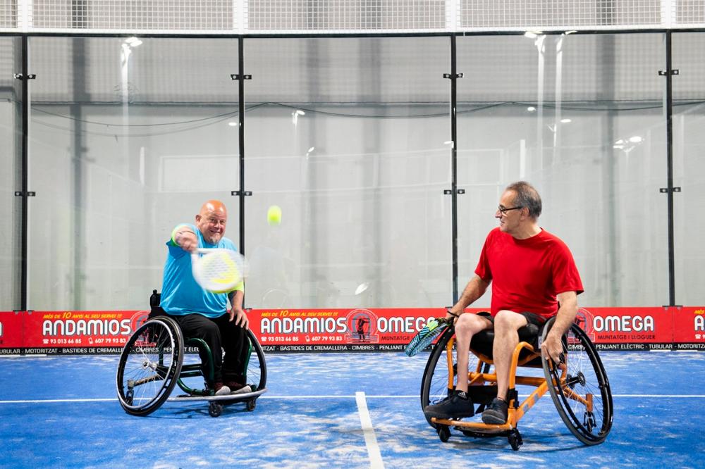 Dos jugadores de tenis en silla de ruedas