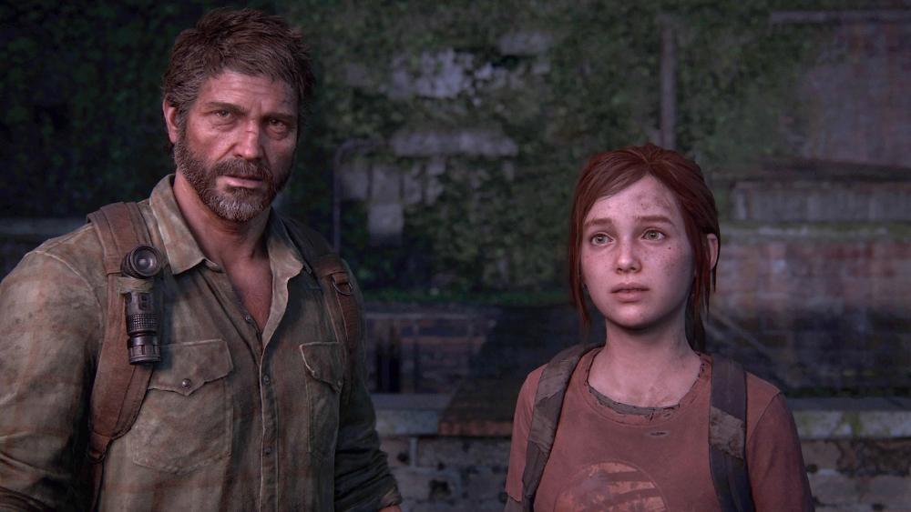 Captura de pantalla de The Last of Us Parte 1, donde se ve a los protagonistas en primer plano con heridas y expresión preocupada