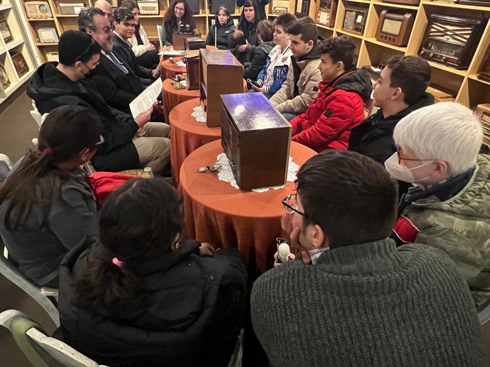 Los alumnos del CRE de Madrid entrevistando a Miguel Carballeda, presidente del Grupo Social ONCE