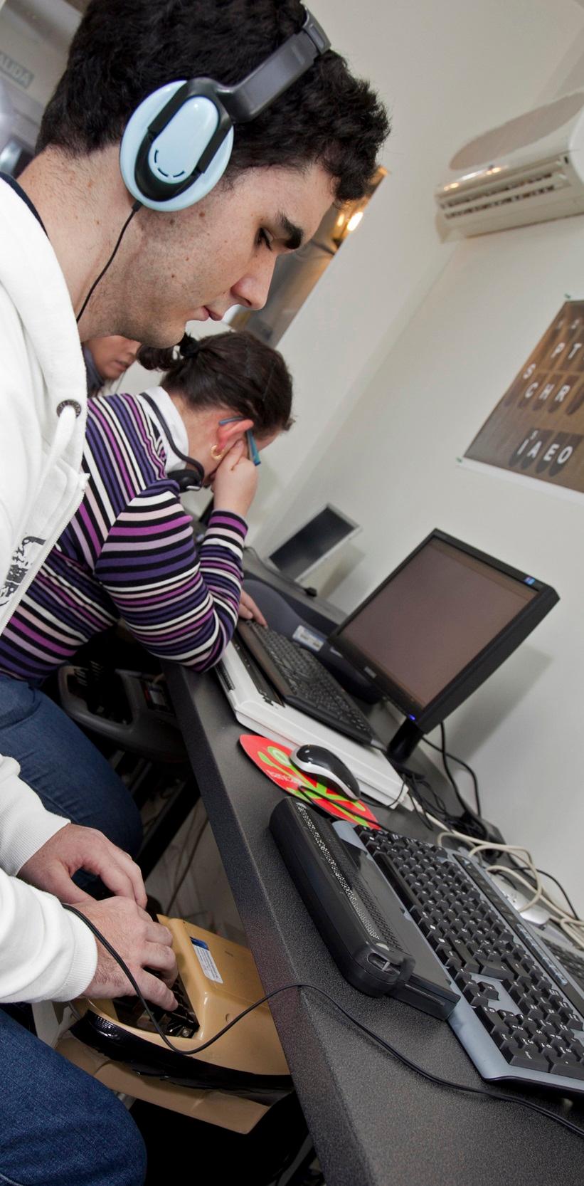 Persona escuchando audiolibro y utilizando una línea braille