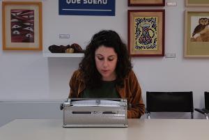 <p>Belén Ortega, maestra de la ONCE en Valladolid utilizando una máquina perkins</p>