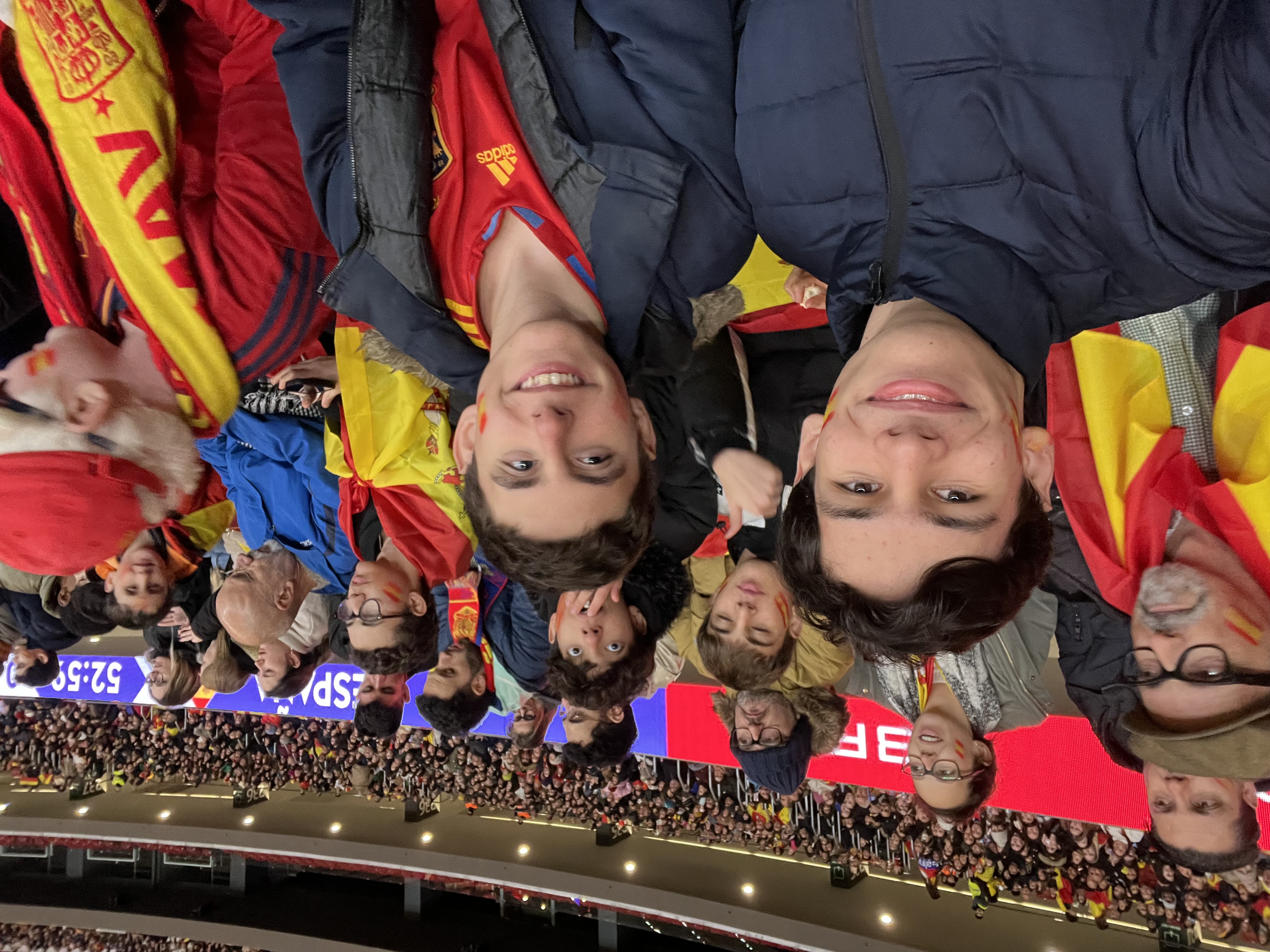 Carlos Alonso junto a un niño con discapacidad visual al que le iba narrando el partido