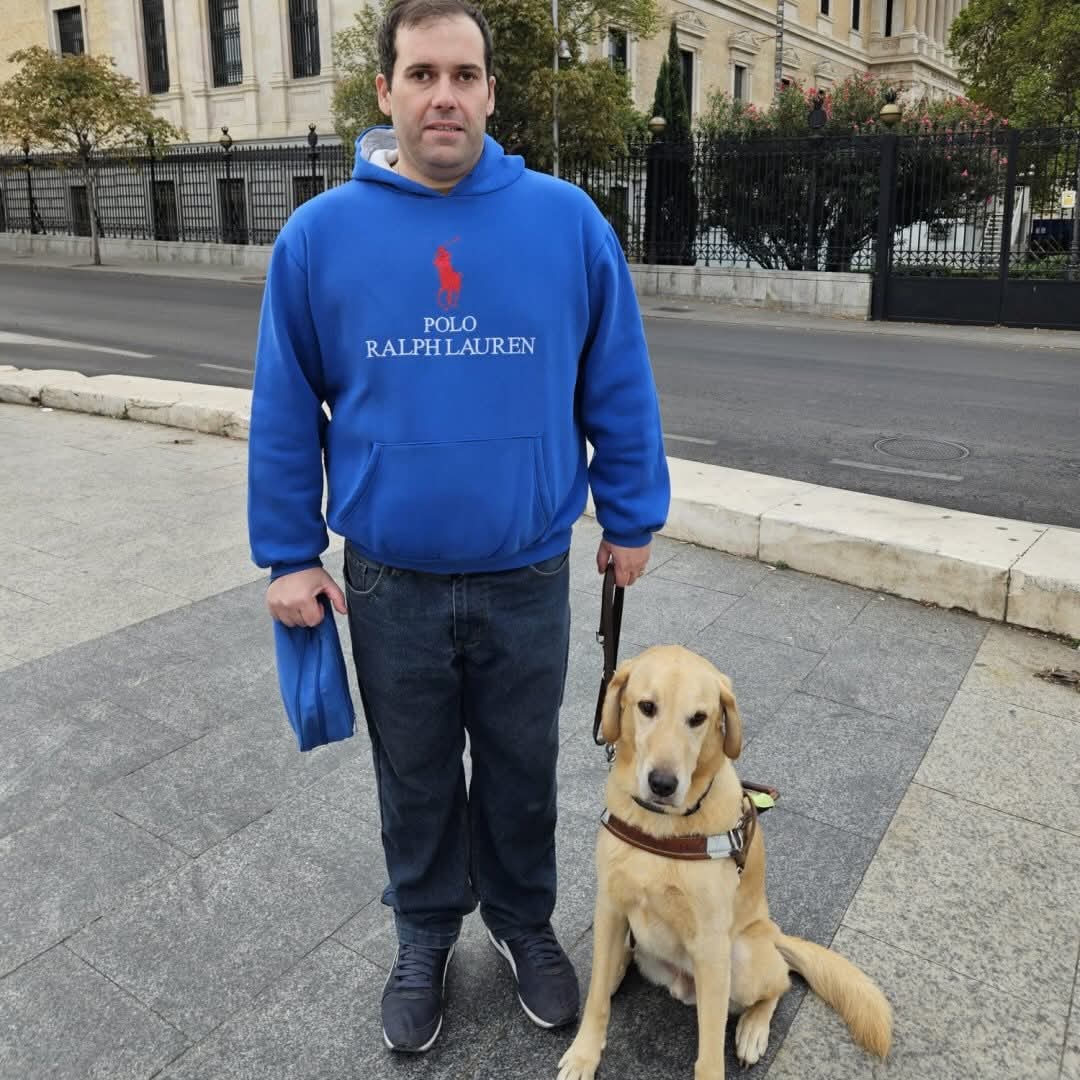 David junto a su perro guía, Vincent