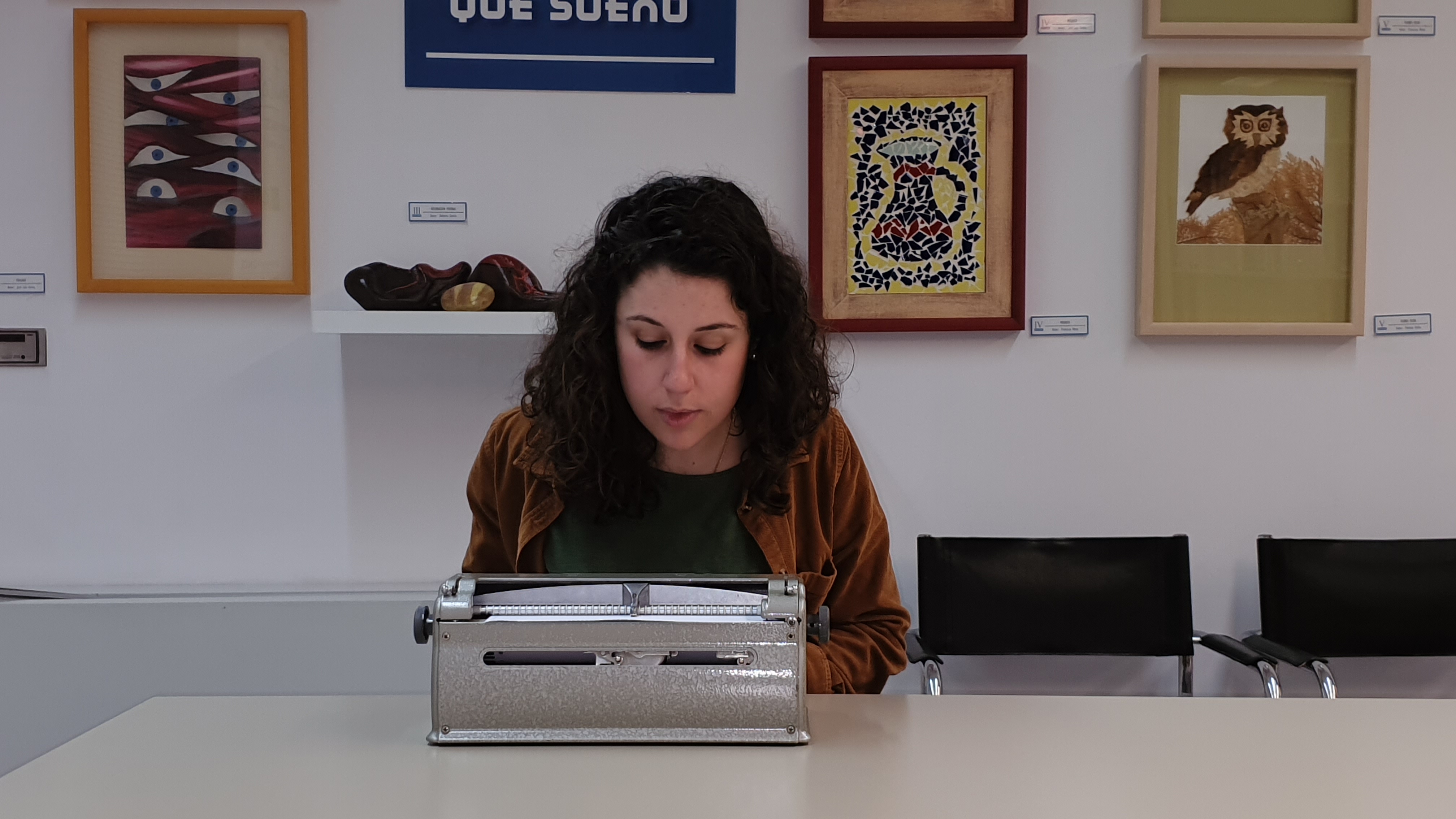 Belén Ortega, maestra de la ONCE en Valladolid utilizando una máquina perkins