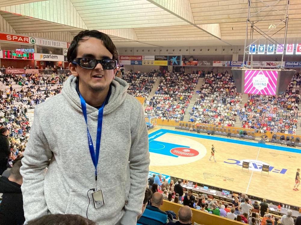 Aficionado al Bàsquet Girona en el estadio con el sistema de audiodescripción