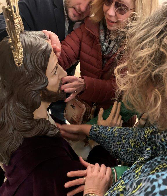Personas ciegas tocando una de las tallas de la Semana Santa de Zaragoza