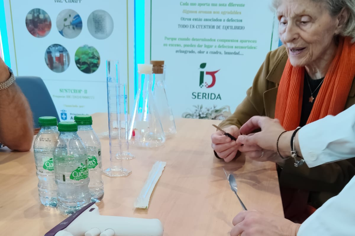 María Carmen García del Amo, afiliada a la ONCE con sordoceguera, durante el taller de Sidra