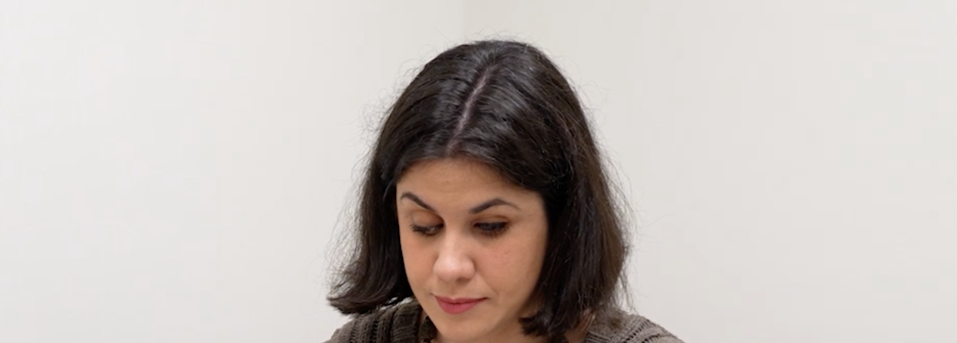 Marina leyendo en braille