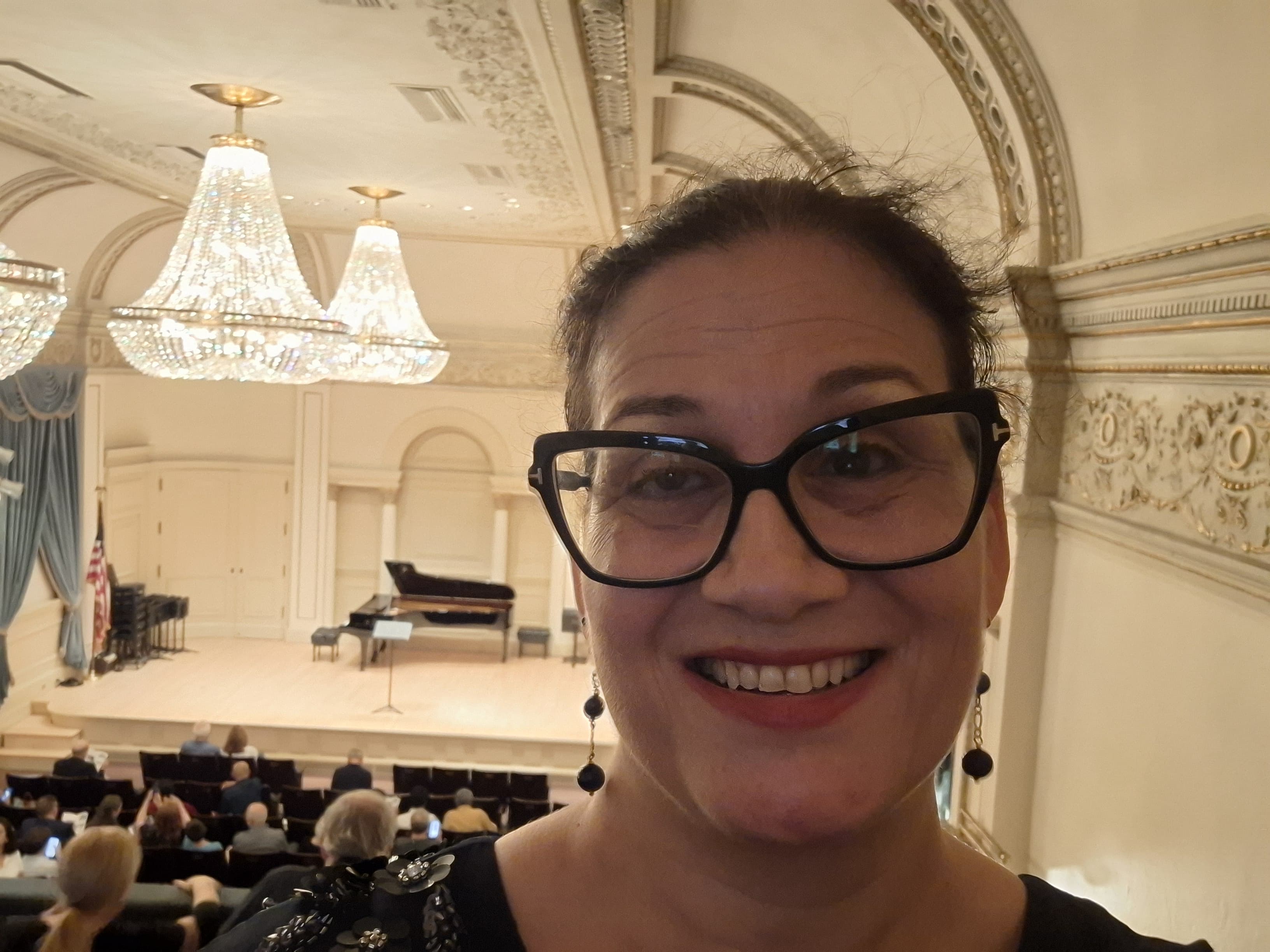 Bárbara Martín con el fondo del escenario del Carnegie Hall de Nueva York