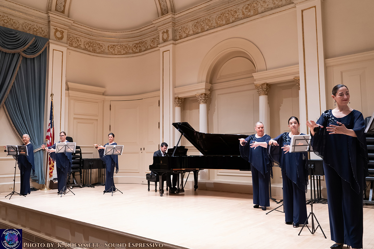 Bárbara Martín, junto a las demás integrantes, tocando las castañuelas en el Carnegie Hall de Nueva York