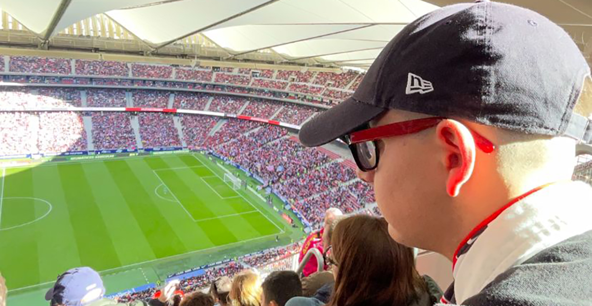 Nacho Diez viendo un partido de fútbol.