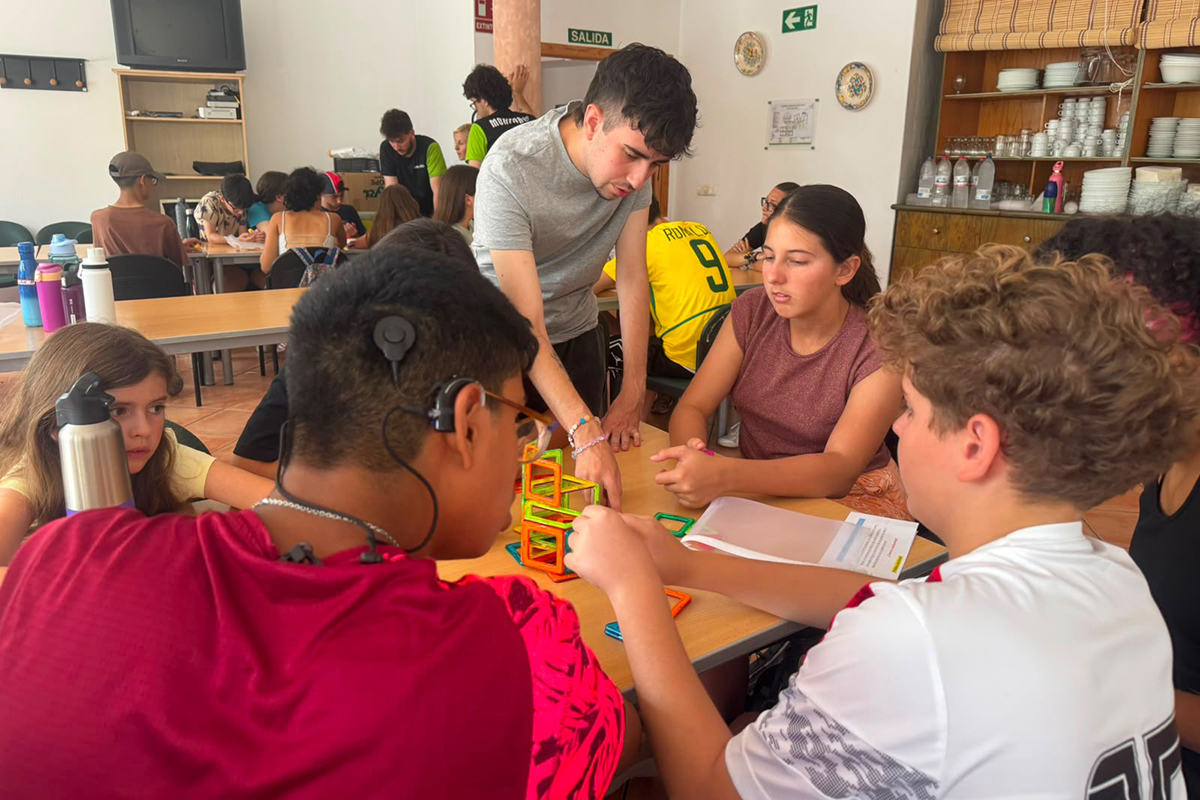 Oliver explicando una de las actividades a uno de los participantes con sordoceguera