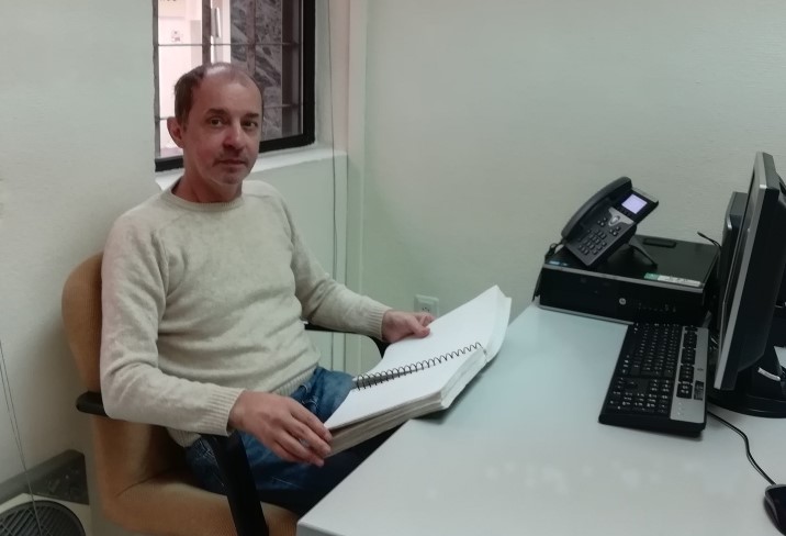 Manuel Salado sentado en un despacho