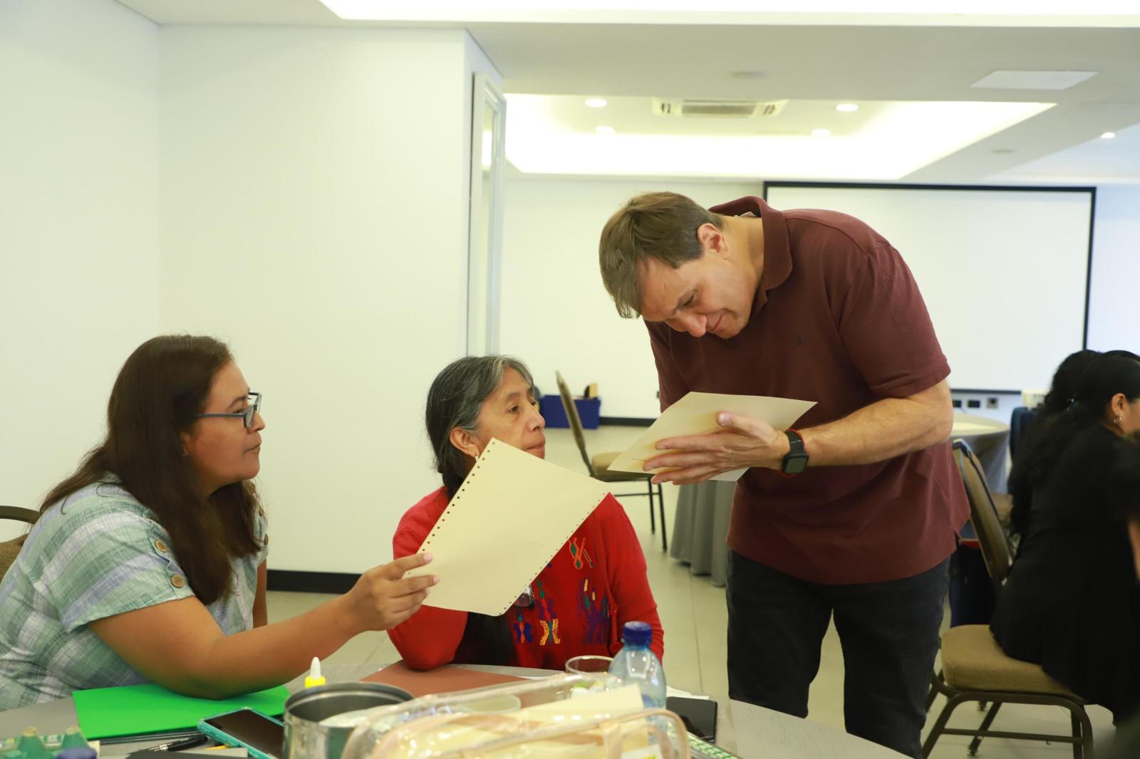 Juan Carlos Fernández, maestro voluntario de FOAL