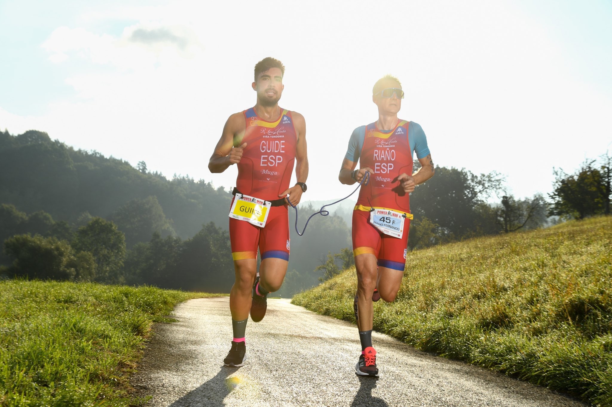 Fernando Riaño junto a su guía corriendo
