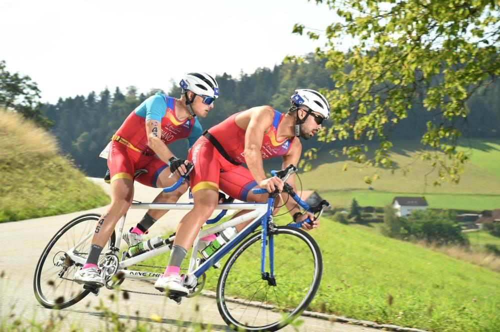 Fernando Riaño junto a su guía en tándem
