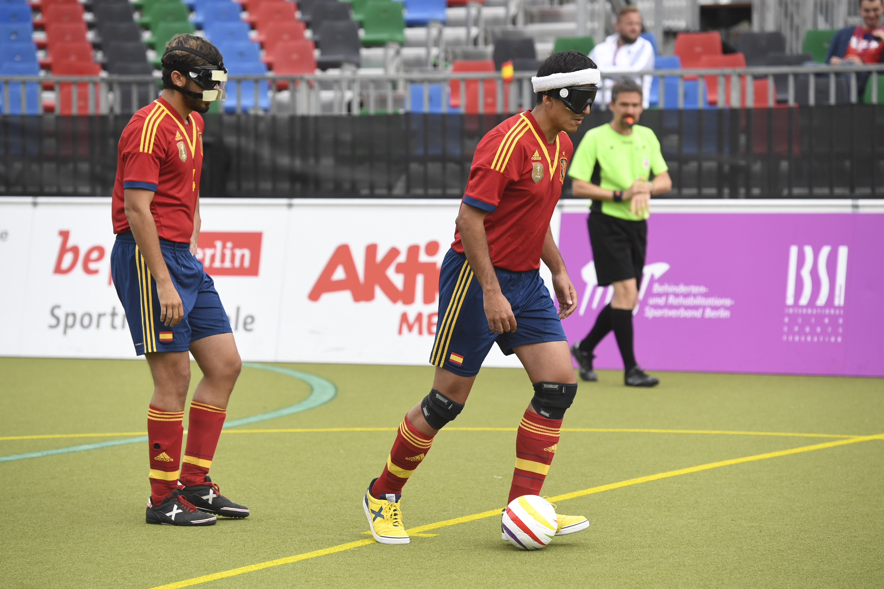 Jugadores de la selección española de fútbol 5 en el campo con el antifaz