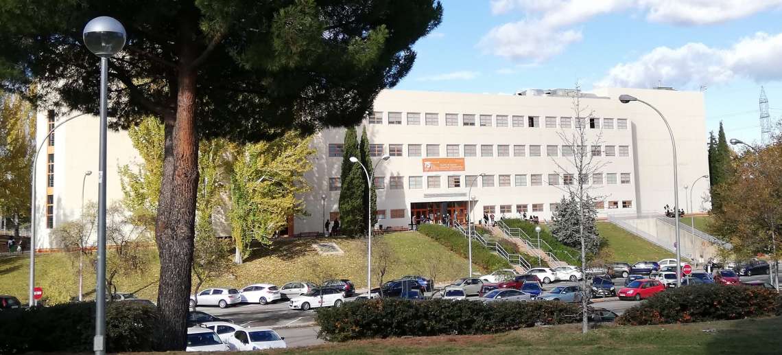 Fachada de la Facultad de Ciencias Económicas y Empresariales de la Universidad Complutense de Madrid