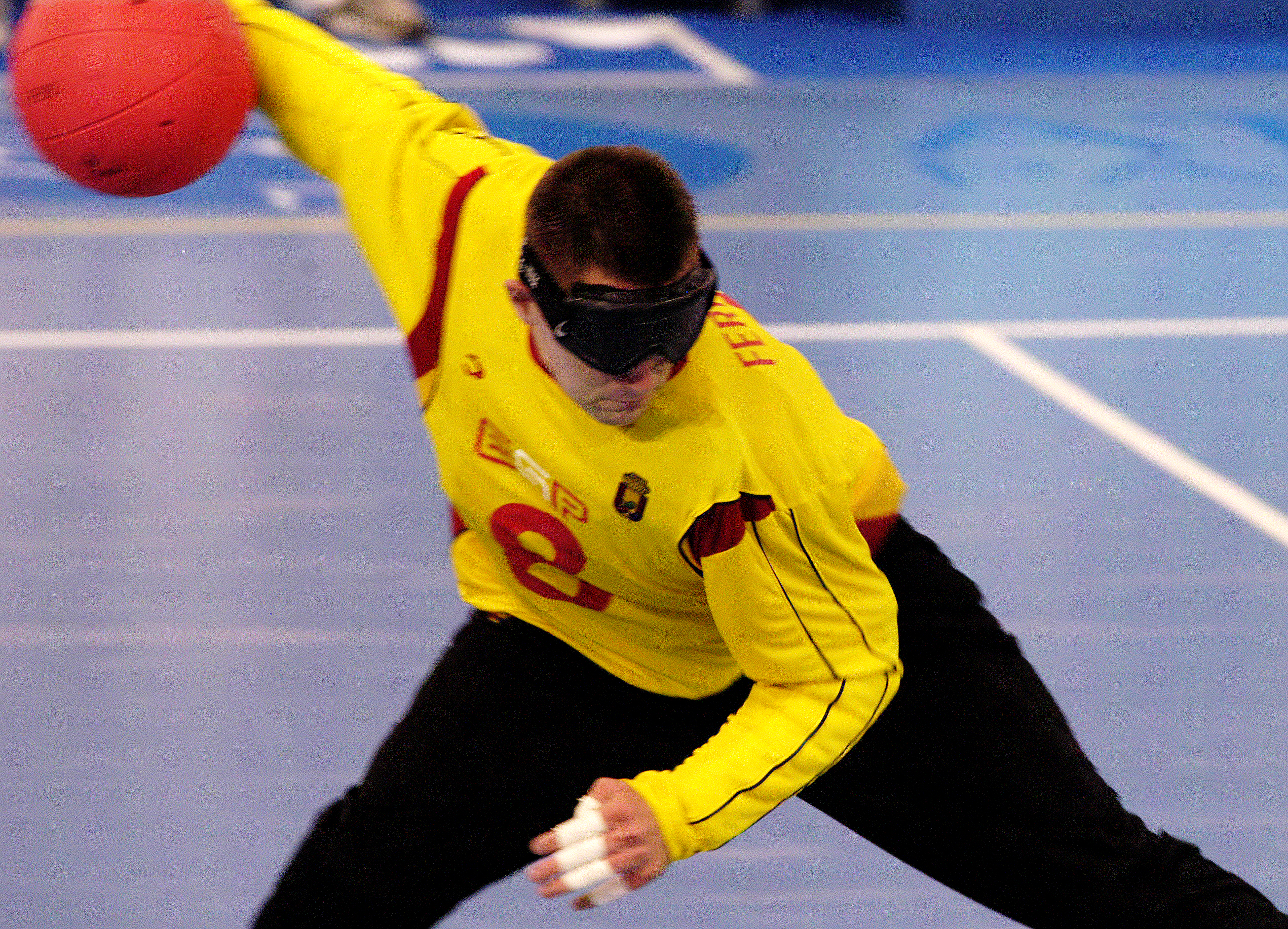 Jugador de goalball de la selección española lanzando el balón
