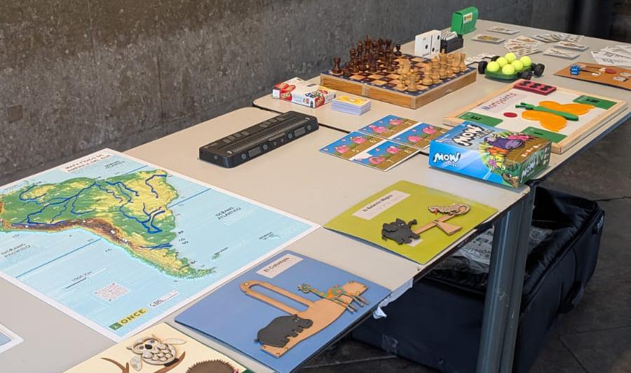 Exposición de materiales de la ONCE en el Consejo Iberoamericano del braille