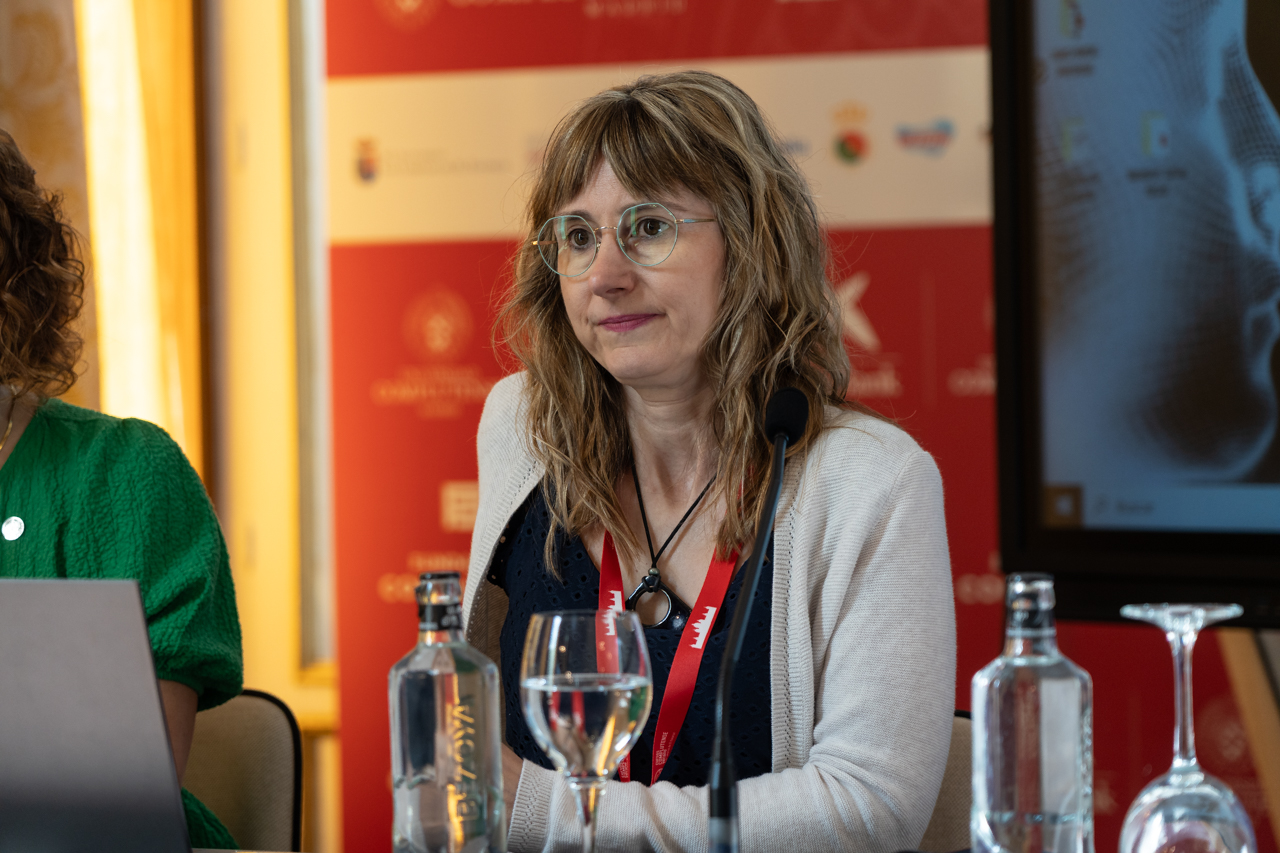 Rosana Santolaria, psicóloga de FEJAR, durante su intervención en el curso "Adicciones sin sustancia"