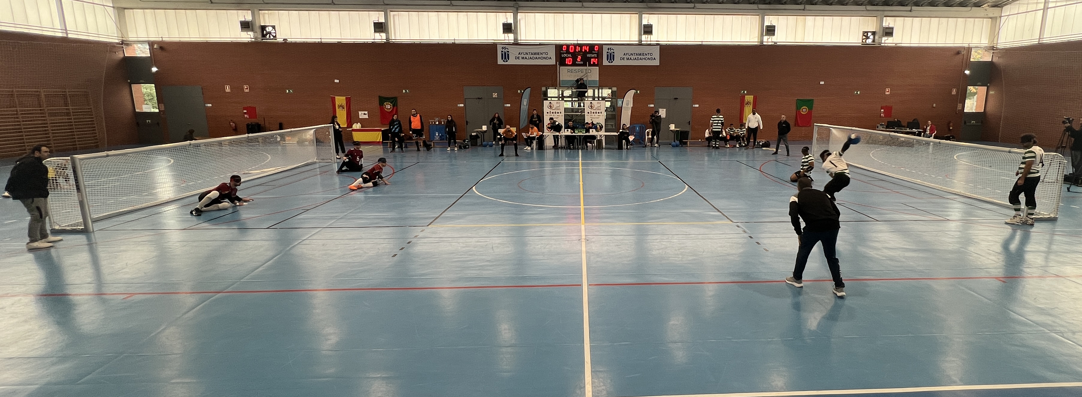 Un campo de goalball con dos equipos enfrentándose