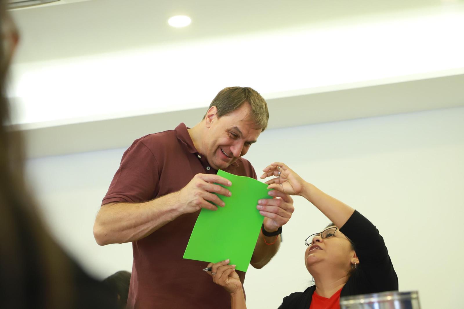 Juan Carlos impartiendo el curso de braille en Guatemala
