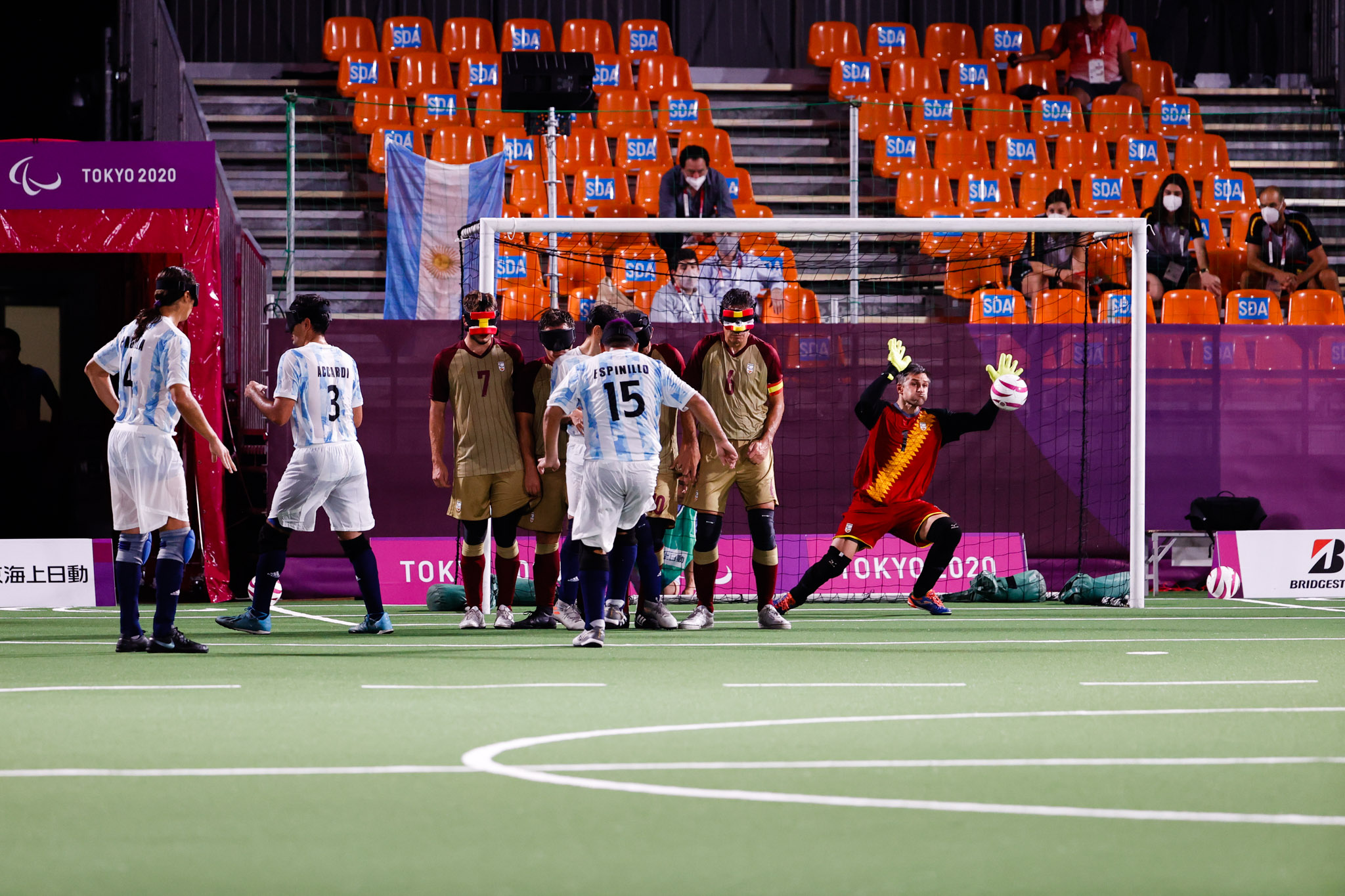 Campo de fútbol 5 durante un tiro a puerta
