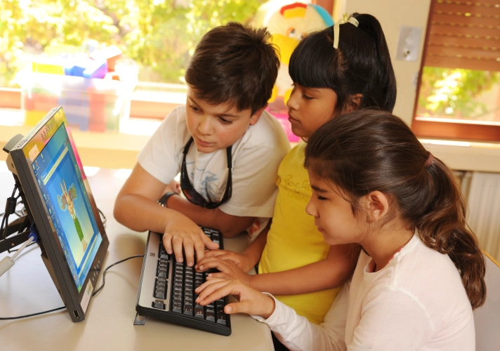 Niños observando pantalla