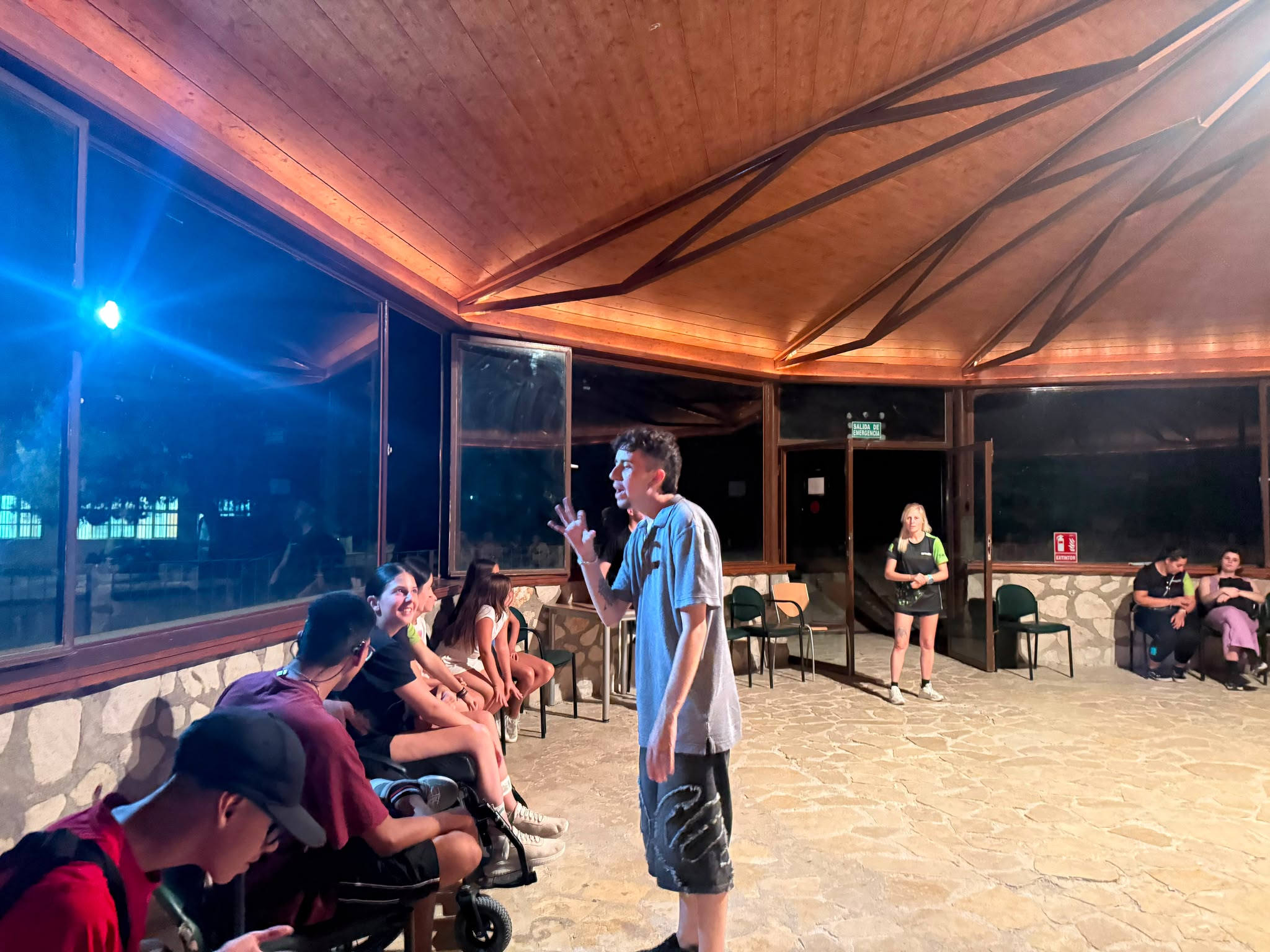 Oliver interpretando en lengua de signos una de las actividades del campamento