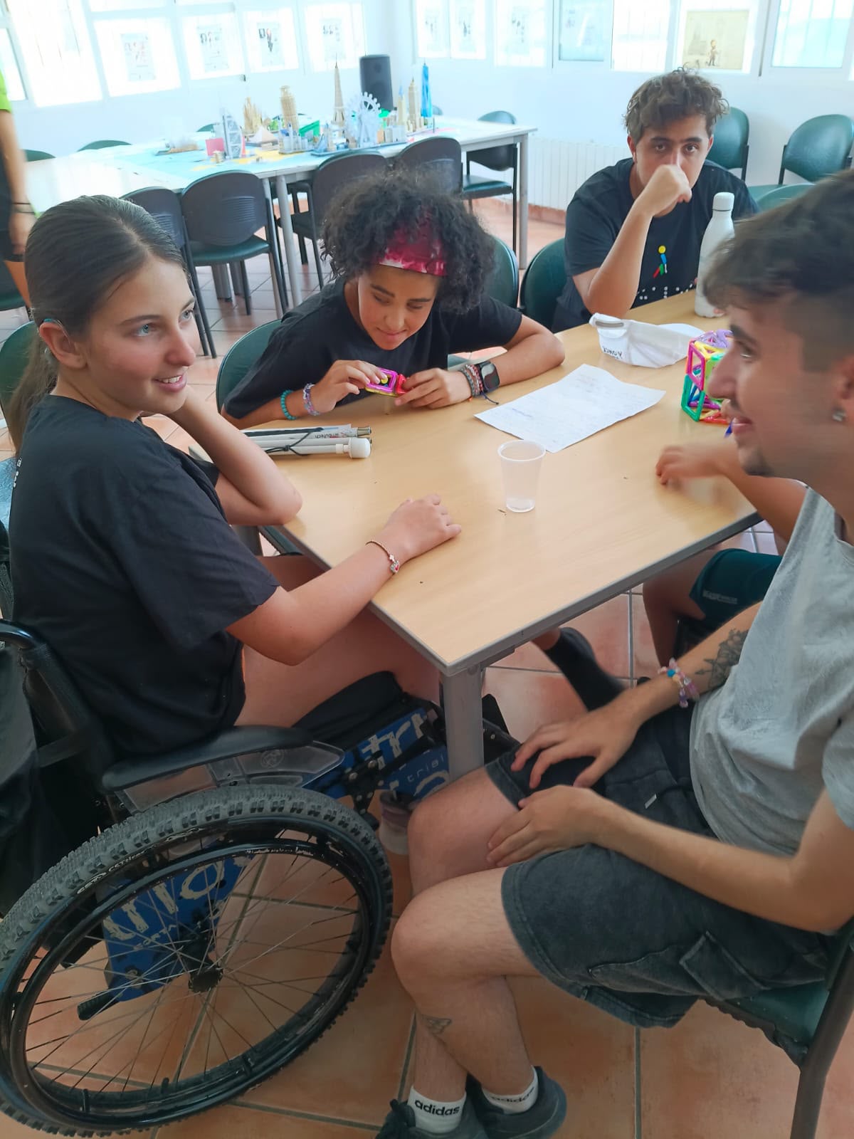 Oliver hablando con otros niños del campamento
