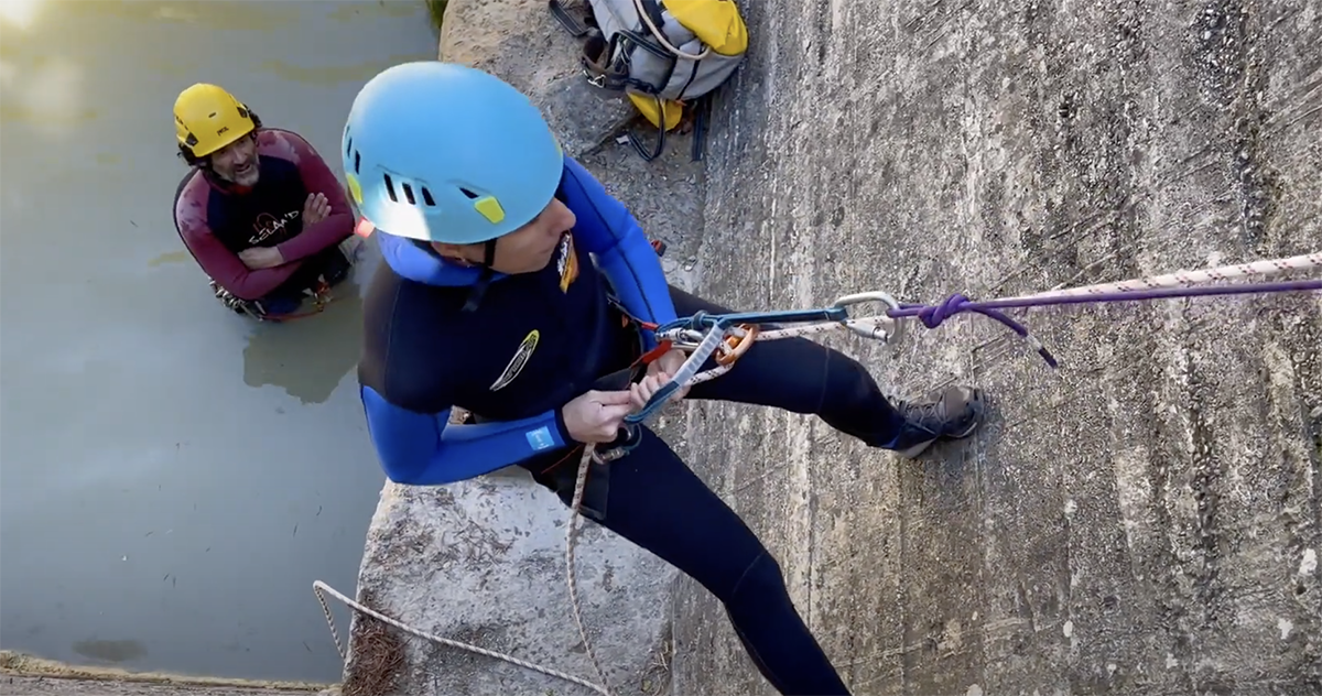 Laura Moya probando el equipo de descenso en una pared